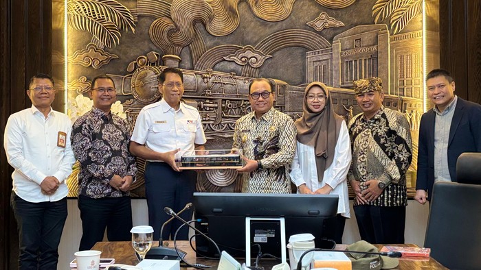 Pemerintah Kabupaten (Pemkab) Banyuwangi menemui Dirut PT Kereta Api Indonesia (KAI) Persero Didiek Hartantyo dan jajaran direksi PT KAI di Jakarta. Pertemuan pada Rabu (21/5) ini untuk membahas kerja sama dalam upaya meningkatkan kunjungan wisatawan.