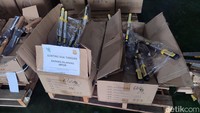 Barang-barang yang disita terdiri dari berbagai jenis produk, termasuk Miniature Circuit Breaker (MCB) sebanyak 68.256 unit dan sejumlah alat listrik seperti gerinda, bor, gergaji, serta mesin serut dengan total 9.763 unit. Selain itu, turut disita juga penghisap debu, sarung tangan, gunting, kapak, penggaris besi, baut dan mur, serta sekel dalam jumlah besar.