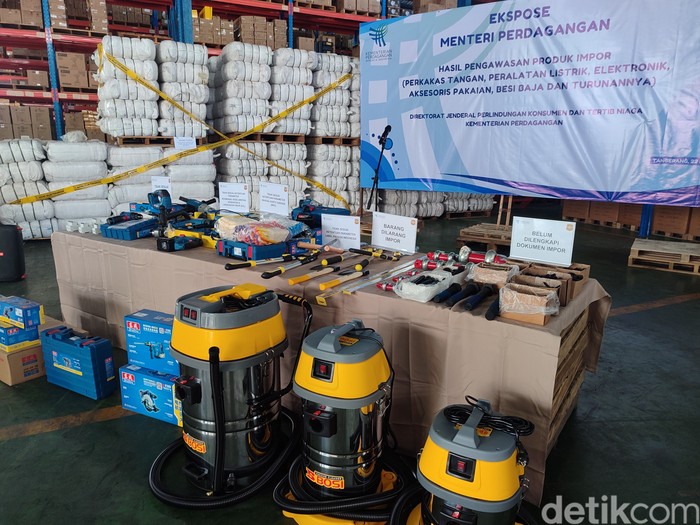 Kementerian Perdagangan melalui Direktorat Jenderal Perlindungan Konsumen dan Tertib Niaga (Ditjen PKTN) melakukan penyitaan terhadap barang ilegal senilai Rp18,8 miliar. Barang-barang tersebut ditemukan di gudang milik PT ASIAALUM Trading Indonesia yang berlokasi di Tangerang, pada Kamis (22/5/2025).