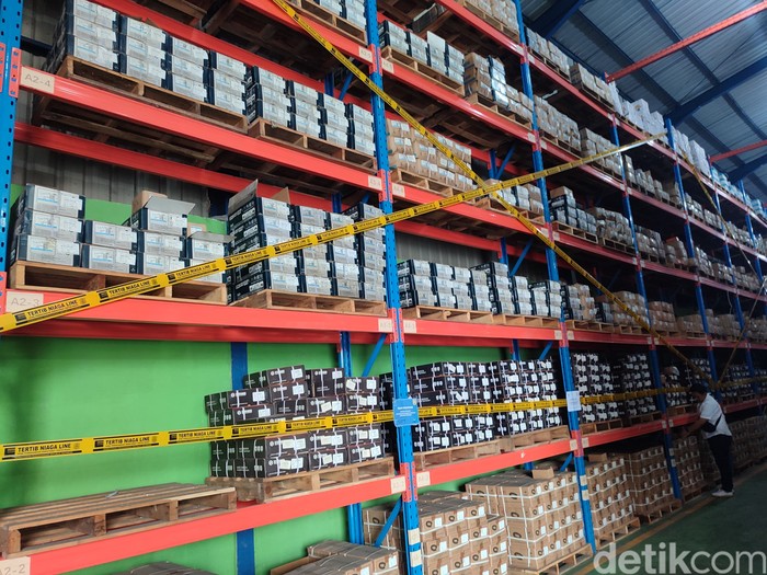 Kementerian Perdagangan melalui Direktorat Jenderal Perlindungan Konsumen dan Tertib Niaga (Ditjen PKTN) melakukan penyitaan terhadap barang ilegal senilai Rp18,8 miliar. Barang-barang tersebut ditemukan di gudang milik PT ASIAALUM Trading Indonesia yang berlokasi di Tangerang, pada Kamis (22/5/2025).