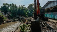Jembatan yang akan dibangun kembali dirancang khusus untuk kendaraan roda dua guna menunjang mobilitas warga sekitar. 