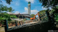 Jembatan yang putus sejak Rabu 14 Mei 2025 pengerjaannya terus dikebut. 