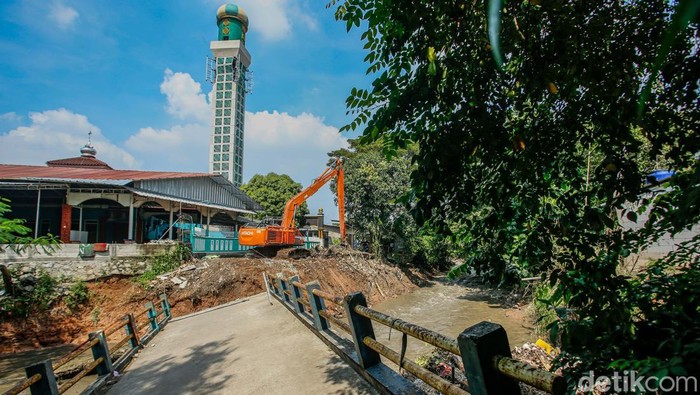 Warga menyaksikan proses pembongkaran jembatan yang putus di Jembatan Kampung Buwek, Kabupaten Bekasi, Kamis (22/5/2025).