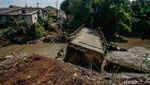 Penampakan Jembatan Kampung di Tambun-Cibitung Putus Diterjang Arus Kali