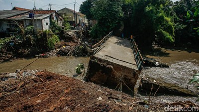 Penampakan Jembatan Kampung di Tambun-Cibitung Putus Diterjang Arus Kali