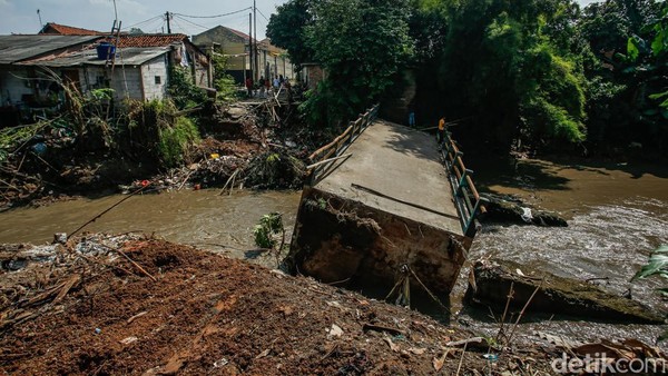 Penampakan Jembatan Kampung di Tambun-Cibitung Putus Diterjang Arus Kali