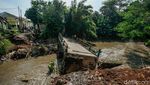Penampakan Jembatan Kampung di Tambun-Cibitung Putus Diterjang Arus Kali