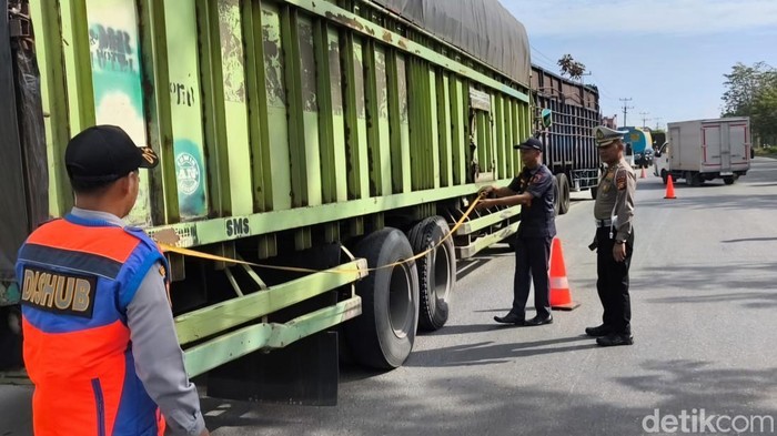 Petugas gabungan saat razia truk ODOL dan pelanggar lalu lintas di Riau