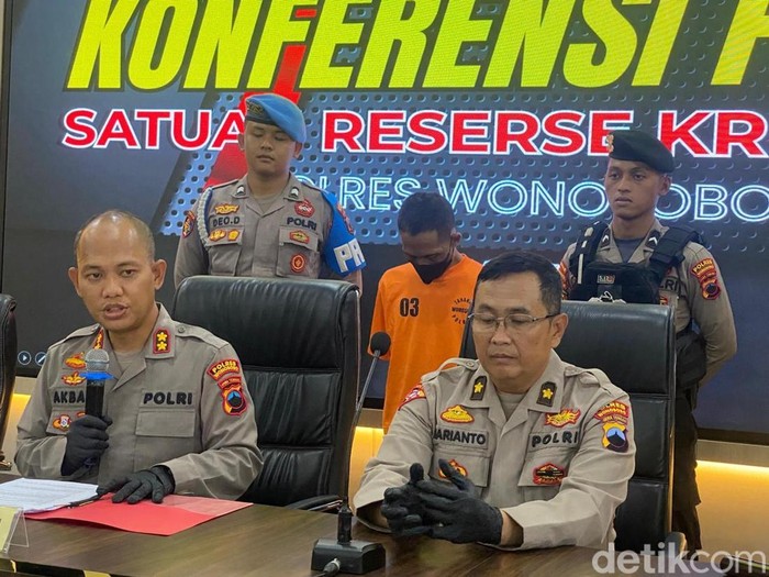 Jumpa pers kasus anak menganiaya ayah kandung hingga tewas di Mapolres Wonosobo, Kamis (22/5/2025).