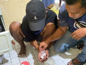 Pengedar Sabu Dibekuk Polisi Gresik Saat Transaksi di Belakang Balai Desa