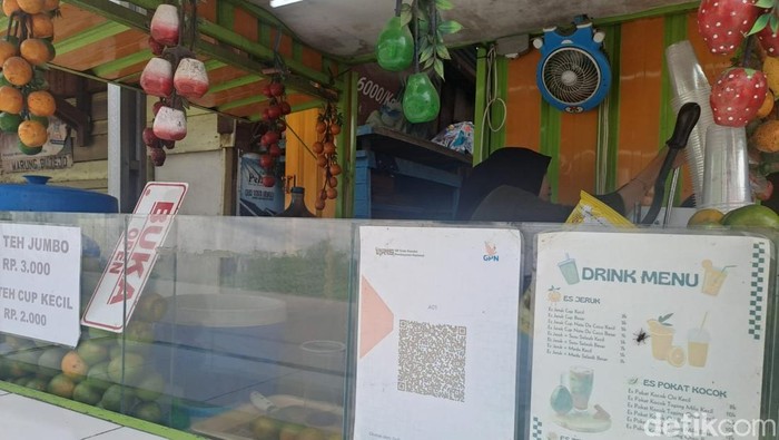 Penjual es teh jumbo di kawasan Puncak Sekuning yang sudah mengaplikasikan QRIS