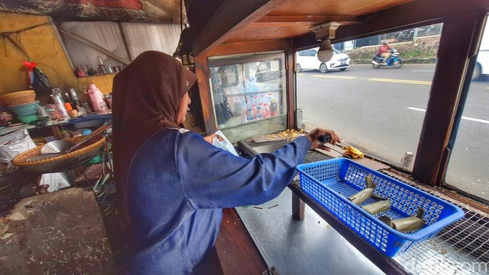 Penjual gorengan di Cileunyi