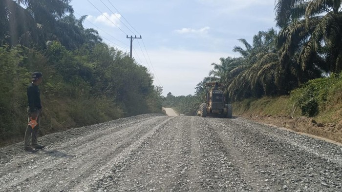 Perbaikan jalan di Inhu oleh Dinas PUPR. (Dok Dinas PUPR Riau)