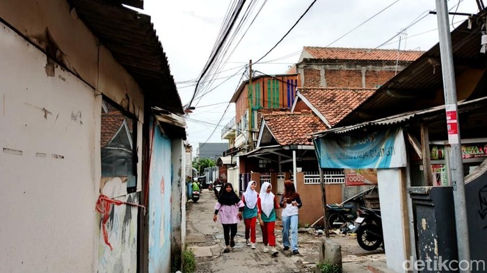 Permukiman menuju kediaman MR di salah satu kelurahan di Kecamatan Babakan Ciparay, Kota Bandung.