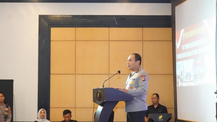 Polda Riau menggelar debat hukum untuk memperdalam KUHP baru. Kapolda Riau Irjen Herry Heryawan menekankan pentingnya personel Polda Riau memahami isi pasal dalam KUHP yang baur.