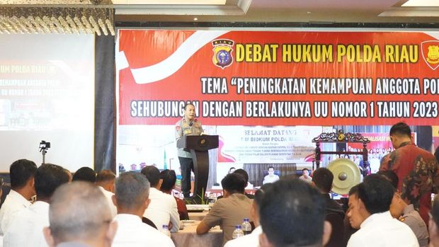 Polda Riau menggelar debat hukum untuk memperdalam KUHP baru. Kapolda Riau Irjen Herry Heryawan menekankan pentingnya personel Polda Riau memahami isi pasal dalam KUHP yang baur.