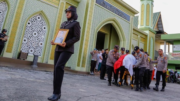 Polda Riau saat pelapasan jenazah Brigadir Dedi Handoko. (Dok Humas Polda Riau)