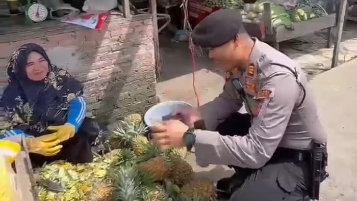 Polisi melaksanakan patroli dialogis di Pasar Pulau Payung, Dumai, Riau untuk memastikan pedagang aman dari gangguan preman.