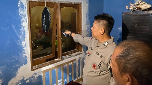 Polisi melakukan olah TKP pemuda berinisial RRA yang tewas gantung diri di kamar rumahnya di Kecamatan Ampenan, Mataram. (Istimewa)