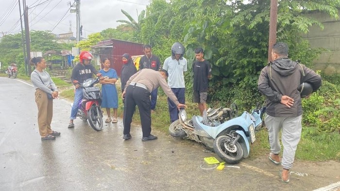 Polisi mendatangi lokasi pemotor ditabrak lari mobil di Kendari.