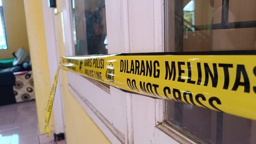 Polisi menyegel salah satu ruangan di asrama UIN Mataram saat melakukan olah TKP kasus dugaan kekerasan seksual terhadap sejumlah mahasiswi, Kamis (22/5/2025).
