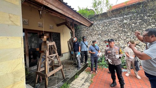Polisi saat olah TKP di rumah kosong lokasi penemuan jasad pria gantung diri di Kerobokan, Badung, Kamis (22/5/2025). (Dok. Polres Badung)