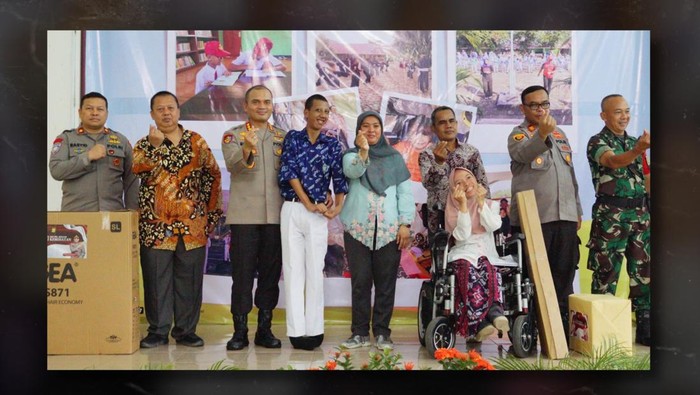Polres Metro Bekasi memberikan kado alat musik ke SLB Kabupaten Bekasi.