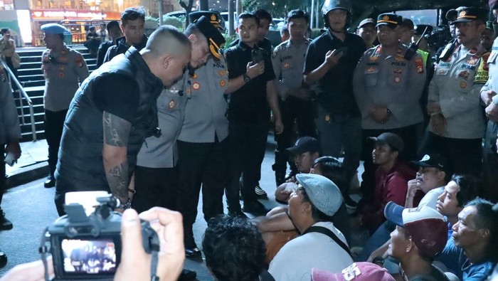 Polres Metro Jakarta Barat bersama TNI dan Satpol PP melakukan razia juru parkir (jukir) liar dan aksi premanisme. Sebanyak 11 jukir liar diamankan. (dok Ist)
