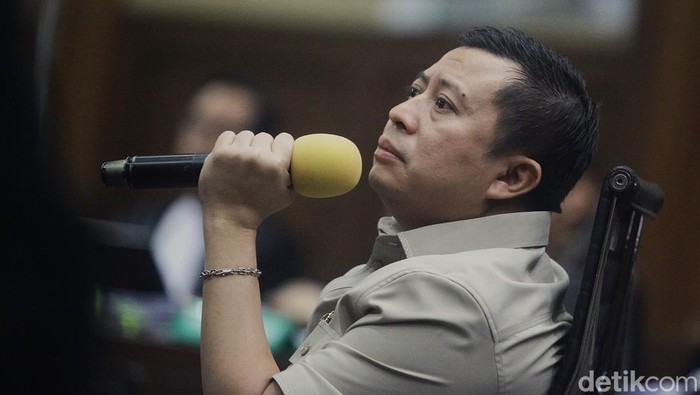 Mantan kader PDI Perjuangan Saiful Bahri bersaksi dalam sidang kasus dugaan suap proses pergantian antarwaktu (PAW) anggota DPR dan perintangan penyidikan dengan terdakwa Hasto Kristiyanto di Pengadilan Tipikor, Jakarta, Kamis (22/5/2025).