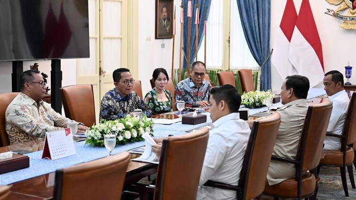 Presiden Prabowo Subianto memanggil Kepala BP Batam Amsakar Achmad dan jajaran untuk membahas percepatan investasi dan penyelarasan kebijakan strategis. (dok Biro Pers Setpres)