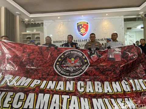 Press rilis kasus perusakan dan pencurian aset milik PT KAI Daop 4 Semarang oleh 4 anggota GRIB Jaya, di Mapolda Jateng, Semarang , Kamis (22/5/2025).