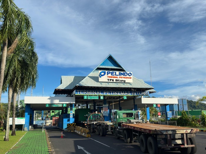PT Pelindo Terminal Petikemas memastikan operasional TPK Bitung, Sulawesi Utara tetap berjalan pasca insiden robohnya rubber tyred gantry crane (RTG)