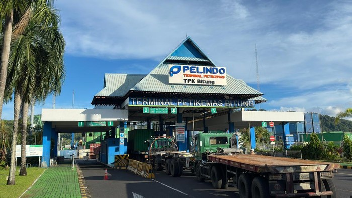PT Pelindo Terminal Petikemas memastikan operasional TPK Bitung, Sulawesi Utara tetap berjalan pasca insiden robohnya rubber tyred gantry crane (RTG)