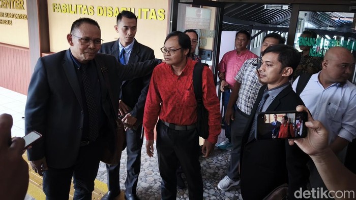 Kuasa hukum tergugat 3 pabrik Esemka PT Solo Manufaktur Kreasi (SMK), Arfian Indrianto (Hem merah), saat ditemui di Pengadilan Negeri Solo, Kamis (22/5/2025).