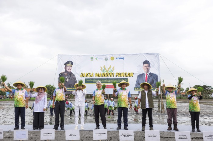 Pupuk Indonesia bersama Kementan mengelola lahan pertanian, yang merupakan hasil rampasan Kejaksaan Agung (Kejagung) RI di Desa Srimahi, Kec. Tambun Utara, Kab. Bekasi, Jawa Barat.