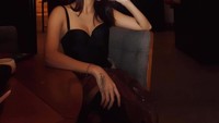 Makan di restoran bergengsi, begini pose Rachel Chia saat minum. Ia mampir ke sebuah restoran dengan suasana klasik. Foto: Instagram @rchelcia