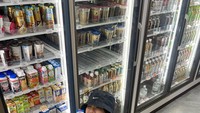 Wanita yang juga berperan dalam film Love in Game ini memang punya gaya yang keren, terlihat dari pose saat membeli minuman di minimarket ini. Foto: Instagram @rchelcia