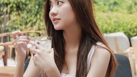 FTak kalah seru, ada momennya saat menikmati dessert. Posenya yang diambil candid ini sukses mencuri perhatian. oto: Instagram @rchelcia