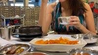 Ini adalah keseruan Rachel Cia saat makan di restoran Korea. Ia menikmati berbagai menu makanan yang disajikan dalam wadah stainless steel. Foto: Instagram @rchelcia