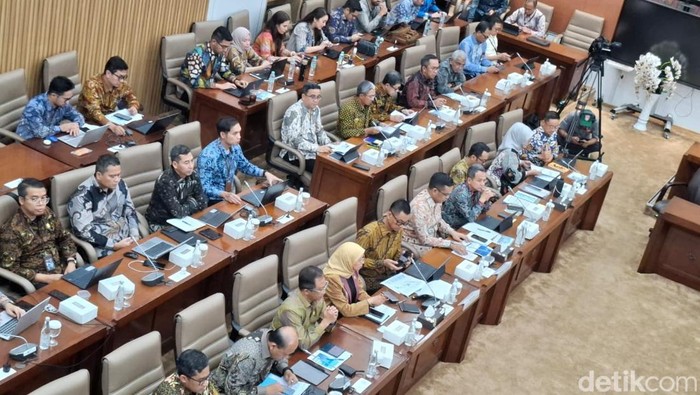 Rapat Komisi VI bersama Dirut Pertamina dan PLN