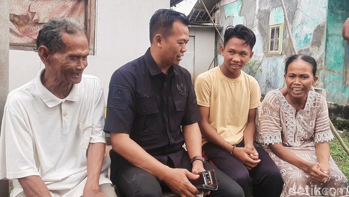 Raras Sari Mukti atau Ahmad Prasetio (baju kuning)