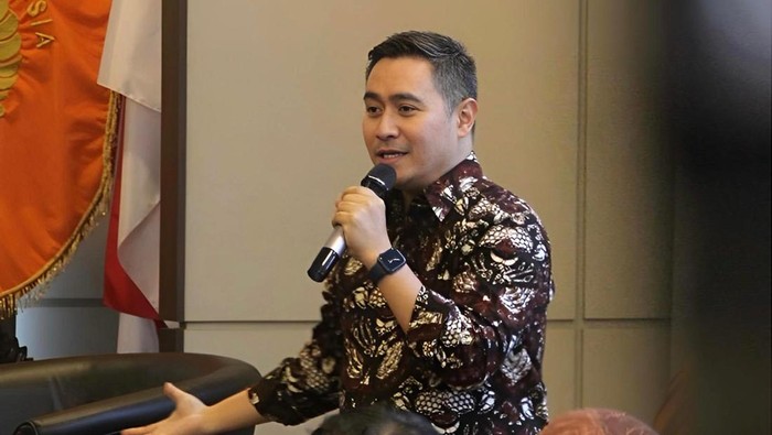 Ray Wagiu Basrowi, Pengajar Kedokteran Kerja Fakultas Kedokteran UI, Pendiri Health Collaborative Center (HCC), dan Inisiator Kaukus Masyarakat Peduli Kesehatan Jiwa Indonesia