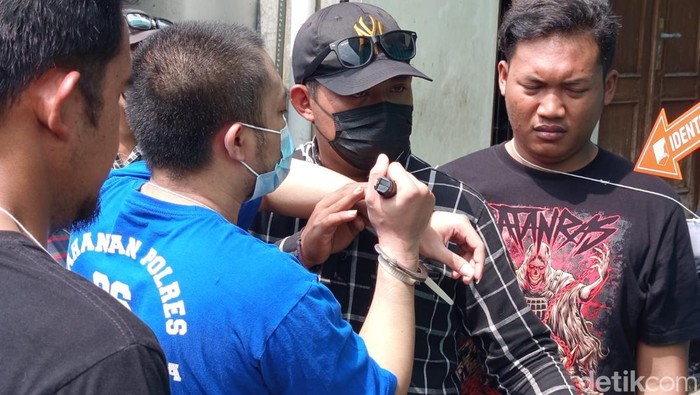 Suasana jalannya rekonstruksi dugaan penusukan yang menyebabkan korban meninggal dunia di Kampung Bogeman, Kecamatan Magelang Tengah, Kota Magelang, Kamis (21/5/2025).