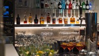 Salah satu daya tarik utama lounge ini adalah area gastronomi yang baru direnovasi. Tersedia restoran dengan layanan a la carte, buffet dengan konsep front cooking, serta bar eksklusif untuk penumpang First Class. (Lufthansa)