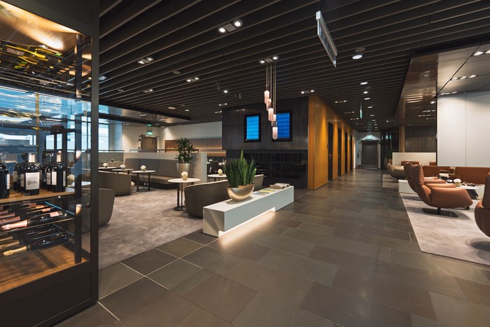 Ruang Tunggu Mewah di Bandara Munich Dengan luas sekitar 1.000 meter persegi, lounge ini tampil memukau lewat desain modern yang elegan dan suasana nyaman, memberikan pengalaman premium tak tertandingi bagi para penumpang kelas satu.