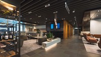 Dengan luas sekitar 1.000 meter persegi, lounge ini tampil memukau lewat desain modern yang elegan dan suasana nyaman, memberikan pengalaman premium tak tertandingi bagi para penumpang kelas satu. (Lufthansa)