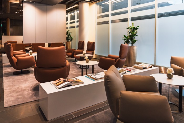 Dengan luas sekitar 1.000 meter persegi, lounge ini tampil memukau lewat desain modern yang elegan dan suasana nyaman, memberikan pengalaman premium tak tertandingi bagi para penumpang kelas satu.