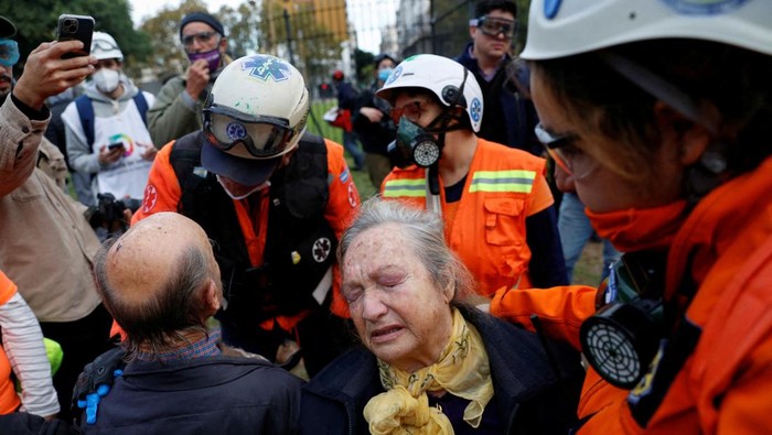 Gelombang protes kembali meletus di ibu kota Argentina, Buenos Aires, Kamis (22/5), menyusul kegagalan Kongres Nasional untuk memenuhi kuorum guna membahas rancangan undang-undang kenaikan pensiun. REUTERS/Francisco Loureiro