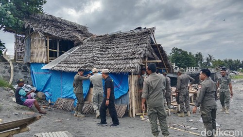 Satpol PP membongkar kios pedagang di kawasan Pantai Labuhan Haji Lombok Timur. NTB, Kamis (22/5/2025).