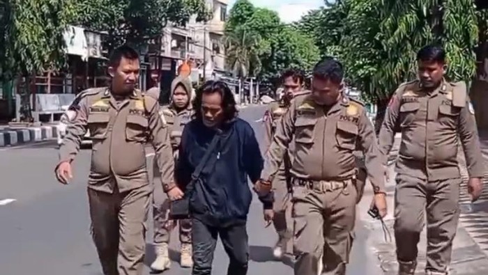 Satpol PP Parepare mengamankan pria diduga ODGJ.